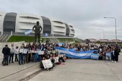 Mateada y debate en el Paseo Diego Maradona: la tierra como bandera de soberanía