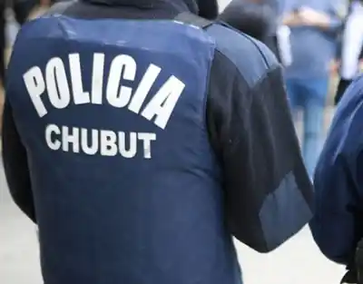 Escándalo en Chubut: un efectivo policial imputado por golpear a un joven y falsear un acta