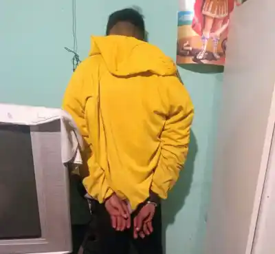 Entró a robar a una casa y lo encontraron dormido con la campera del dueño