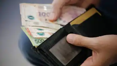 El alarmante dato que revela que cada vez más argentinos se quedan sin plata antes del día 5