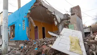 Demolieron una casa tomada por delincuentes y la dueña recuperó su propiedad