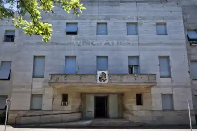 Lo echaron del municipio tras ausentarse para atender su peluquería y ahora la Justicia deberá definir su futuro