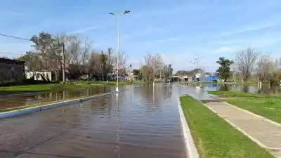 Evacuaciones en Concordia: el arroyo Manzores se desbordó y seis familias debieron dejar sus casas