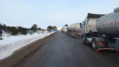 El caos en la cordillera: casi mil camiones varados esperan poder cruzar a Chile