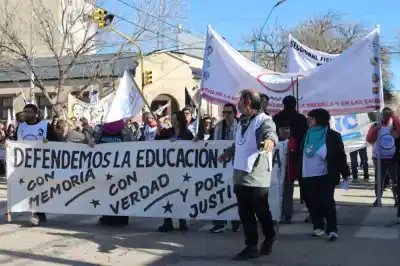 Docentes de Roca marcharon y cuestionaron la política educativa de Milei