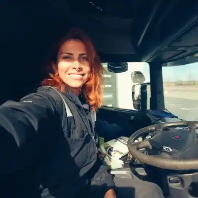 De una financiera al volante: la patagónica que dejó todo para manejar camiones y desafía a las mujeres