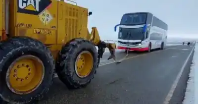 Nieva en Santa Cruz: los operativos de despeje que salvan vidas en rutas clave