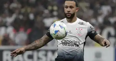 El insólito pedido de Memphis Depay para renovar con Corinthians a días del duelo con Central
