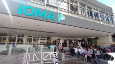 Pagó $39 millones por una silla de ruedas que cuesta $10: el insólito negocio de IOMA con las ortopedias