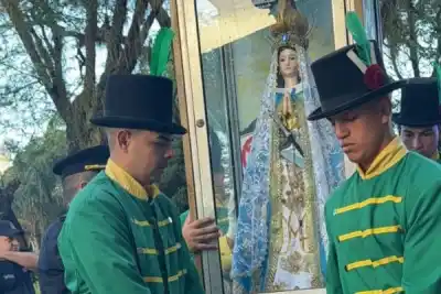 La Virgen de Itatí llegó a la Jefatura de Policía y desató una emoción imparable
