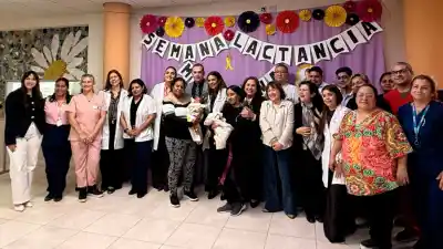 El primer abrazo que salva vidas: así arrancó la Semana de la Lactancia en Santiago