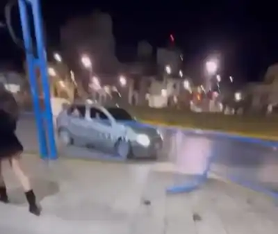 Impactó contra las rejas en plena madrugada, las destrozó y huyó: ahora el Municipio lo busca