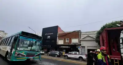 Impactante choque entre un camión y un micro a pasos de la estación: los detalles