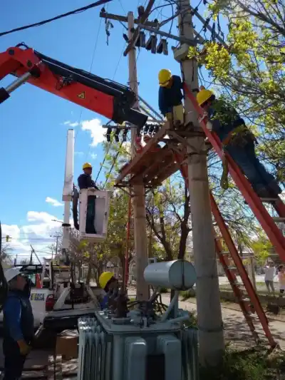 Un nuevo loteo, una subestación y obras: los motivos de los cortes de luz que llegan a Roca y Allen