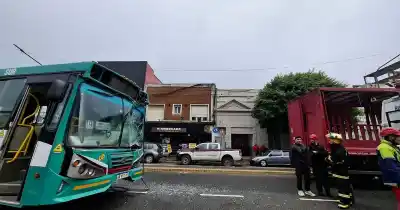 Choque entre un camión de Coca-Cola y un colectivo en el centro de La Plata: no hubo heridos