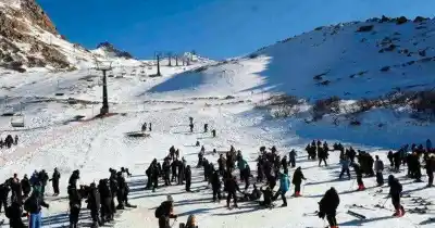 Viaje de egresados en Bariloche: padres denuncian que los chicos duermen en un hotel en obra y con gusanos en la comida