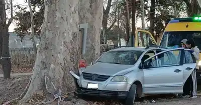 Impactó contra un árbol en Luján de Cuyo: el conductor terminó hospitalizado