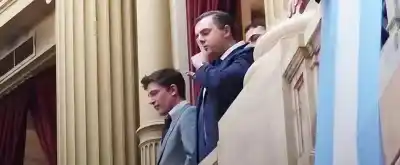 El palco prohibido: la misteriosa desaparición de Caputo y el Gordo DAN de la cadena nacional de Milei