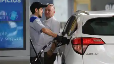 Cómo ahorrar hasta $20.000 en combustible: todos los descuentos de agosto en YPF, Shell y Axion