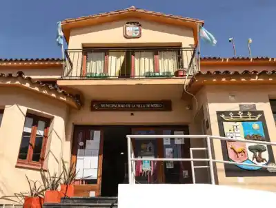 Sueldos sin pagar en Villa de Merlo: la angustiante espera de los empleados municipales