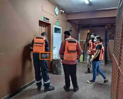 Quedó encerrado en el baño de la Terminal y debieron rescatarlo