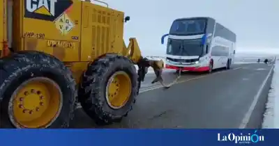 Un colectivo de turismo quedó varado en Santa Cruz y el operativo de rescate sorprendió a todos