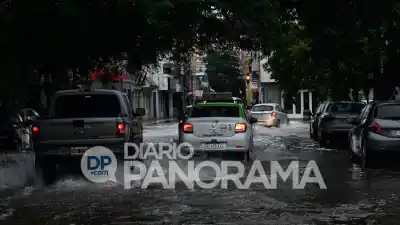 Alerta naranja en Santiago: la lluvia intensa que paralizó la ciudad y dejó calles convertidas en ríos