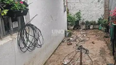 Arrancó los cables de todo el barrio y huyó: el insólito accidente que dejó a varias familias sin luz