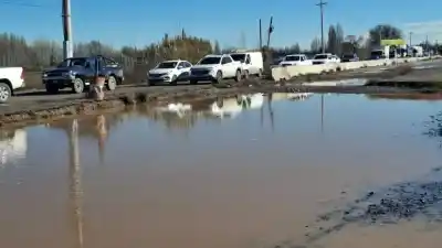 El agua esconde cráteres y la Ruta 22 sigue siendo una trampa mortal
