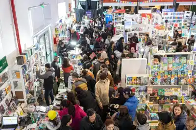 La Feria del Libro de Comodoro explotó: más de 30.000 personas en el primer fin de semana