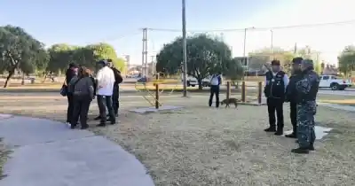 Gritos y tensión en Bº La Paz: dos jóvenes señalados por vecinos tras el ataque a balazos