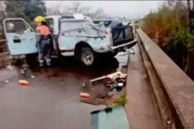 Un charco en la ruta y una maniobra que terminó en tragedia: dos heridos graves en un puente