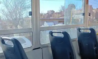 Le arrojaron piedras al colectivo en Trelew y una pasajera terminó herida