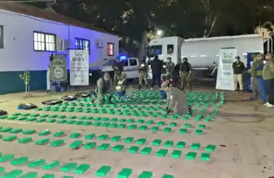 El doble fondo de un camión cisterna escondía un tesoro que dejó sin palabras a los gendarmes