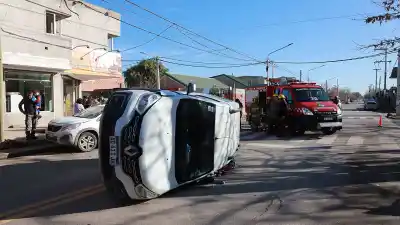 Volcó una camioneta con una mujer y su hijo en plena calle de Confluencia