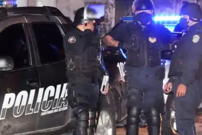 Atacó a su expareja, intentó estrangularla y terminó preso tras agredir a los policías