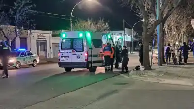 Impactó contra un auto, dejó herido a su acompañante y escapó: buscan al motociclista en General Pico