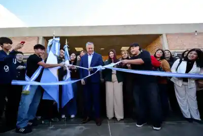 ¿Escuelas en tráileres? La fuerte crítica de Figueroa al inaugurar la EPET 25 en Plottier