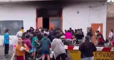 Incendio en un súper de zona sur: la desesperación por la mercadería descartada desató un operativo policial