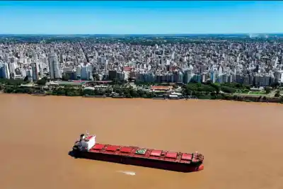 Puertos argentinos en vilo: el paro que mantiene a 140 buques sin poder operar