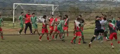 Batalla campal en Campo Viera: el fútbol quedó en segundo plano y el árbitro paró todo