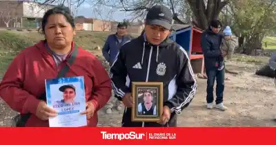 Tras la muerte de dos jóvenes en un incendio, la familia lanza una desesperada colecta y apunta contra la policía