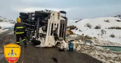 Un camión volcó en la Ruta 43 y el conductor salió ileso: el detalle que llamó la atención de los bomberos