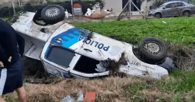 Persecución en Los Hornos: el patrullero volcó y los policías terminaron deteniendo a tres ladrones