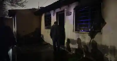 Incendió la casa de su padre en una crisis y fue reducido con una Taser tras intentar escapar