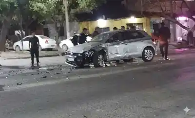 Impactante choque en Cerrillos: una embarazada fue trasladada en código rojo tras el siniestro frente a una escuela