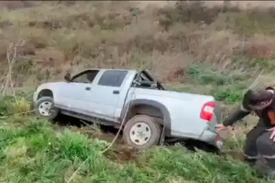 Se le desprendió una rueda en plena marcha, despistó en la Ruta 12 y quedó al borde del vuelco