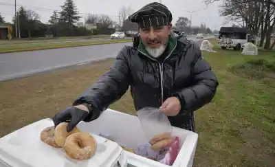 El cocinero que desafía al frío en Avenida Perón: su secreto para vender 30 docenas de tortas fritas