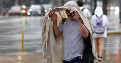 Cielo encapotado y lluvias aisladas: así arrancó la semana en Buenos Aires