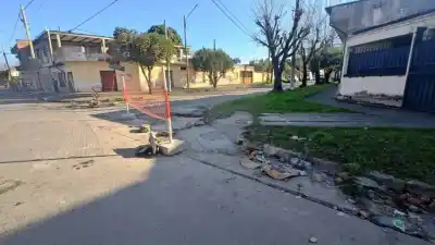 Cayó en un pozo cloacal en Villa Luján: el nene de 3 años sigue grave y temen por su salud